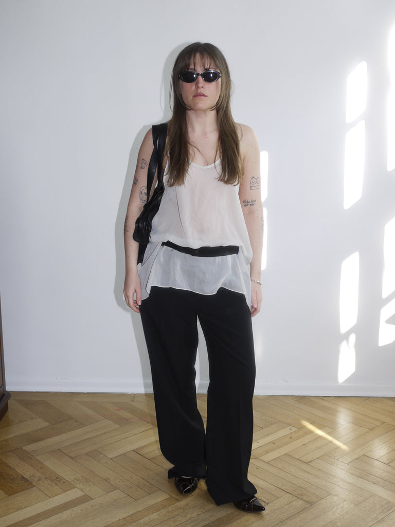 Black shoulder bag with soft leather texture styled in casual layered look – everyday essential with edge.