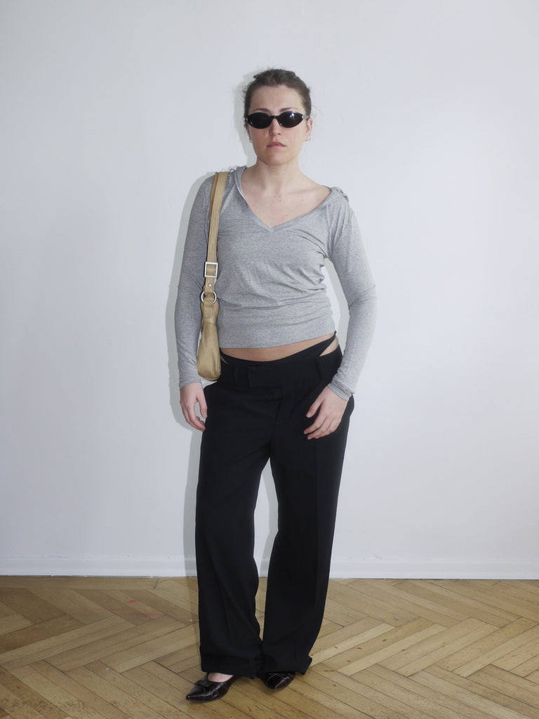 Neutral-toned vintage shoulder bag paired with relaxed streetwear fit – soft edge meets effortless cool.