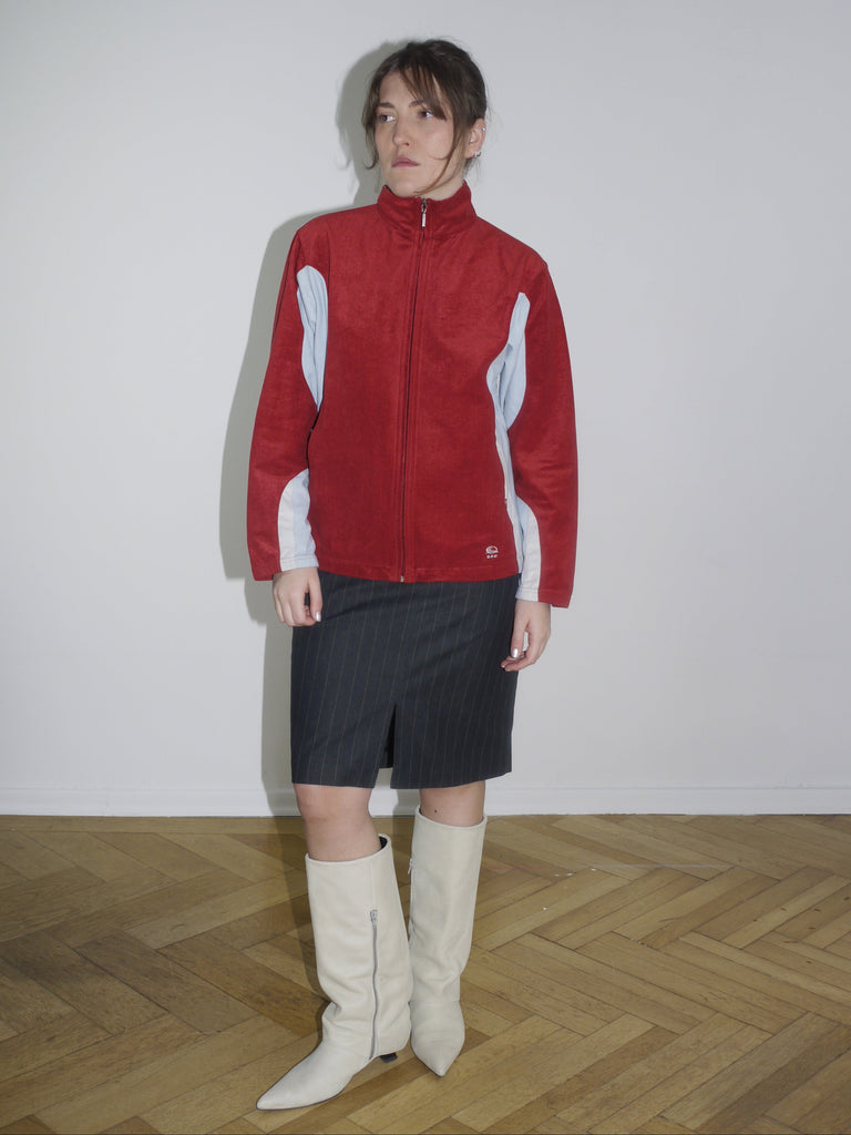 Vintage red zip-up fleece jacket with white contrast panels – retro sporty look inspired by early 2000s streetwear, similar to pieces by Diesel and Lotto.