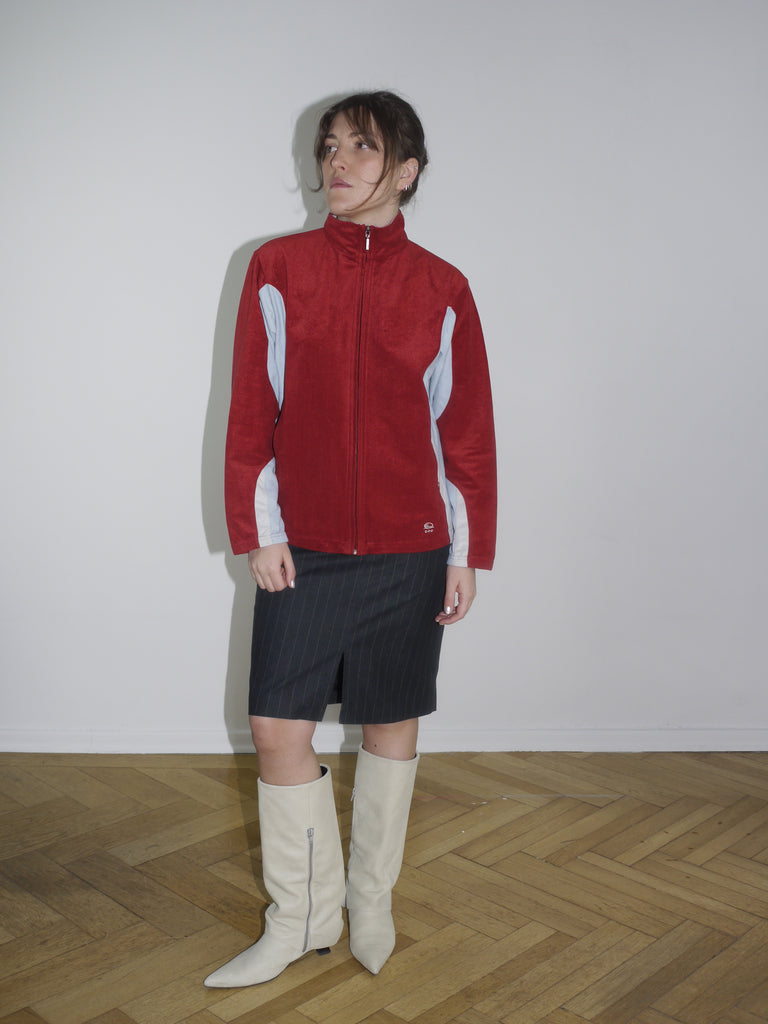 Vintage red zip-up fleece jacket with white contrast panels – retro sporty look inspired by early 2000s streetwear, similar to pieces by Diesel and Lotto.