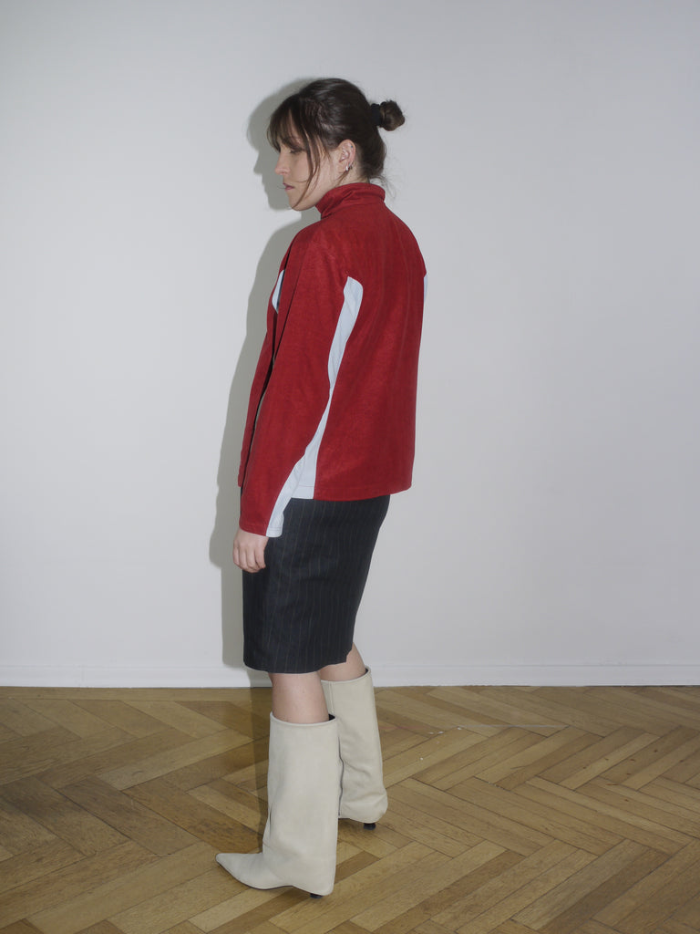 Vintage red zip-up fleece jacket with white contrast panels – retro sporty look inspired by early 2000s streetwear, similar to pieces by Diesel and Lotto.