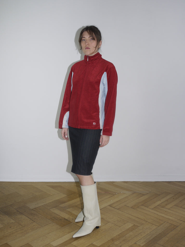 Vintage red zip-up fleece jacket with white contrast panels – retro sporty look inspired by early 2000s streetwear, similar to pieces by Diesel and Lotto.