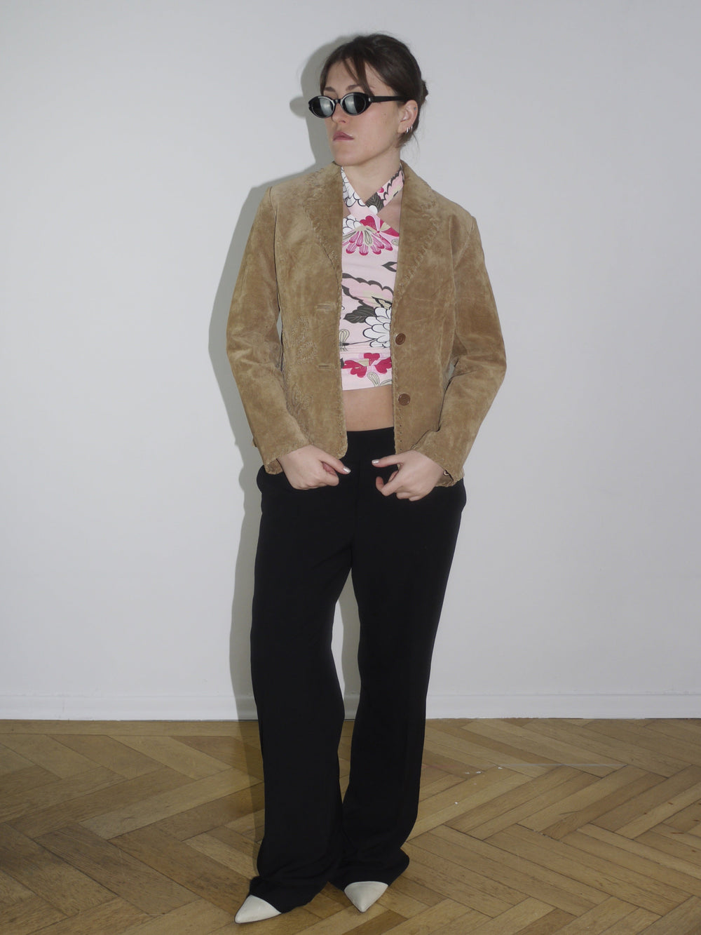 Vintage suede jacket in camel beige with western-inspired stitching – perfect transitional piece, styled with floral Y2K top. Resembles vintage Dsquared2 outerwear
