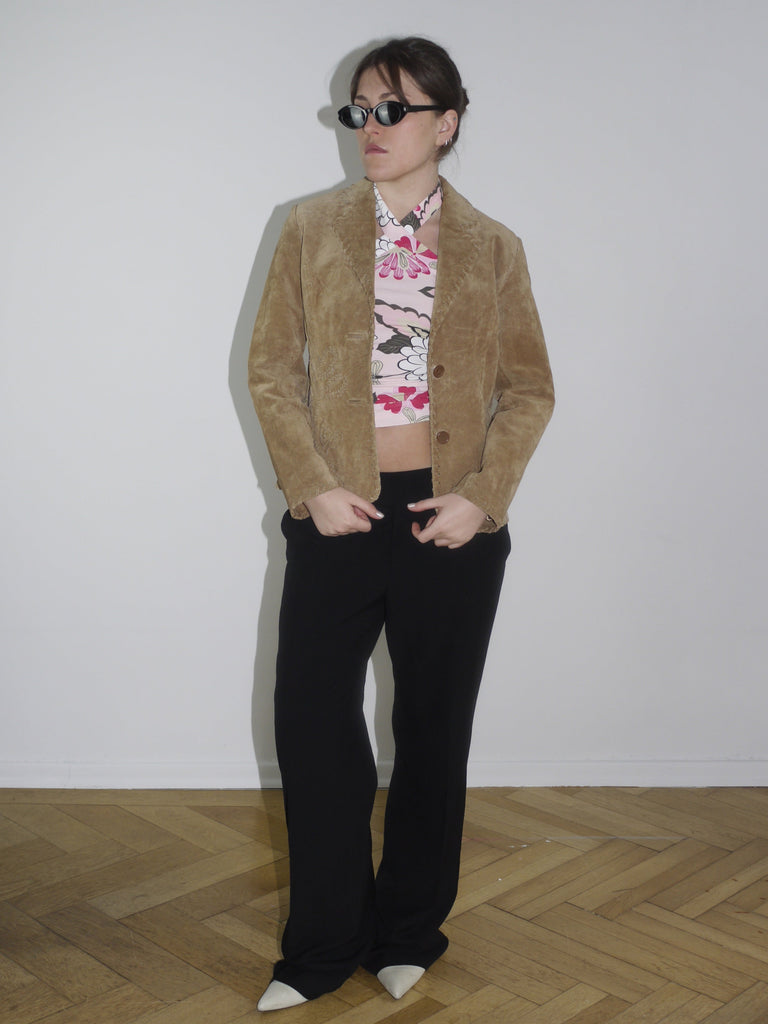 Vintage suede jacket in camel beige with western-inspired stitching – perfect transitional piece, styled with floral Y2K top. Resembles vintage Dsquared2 outerwear