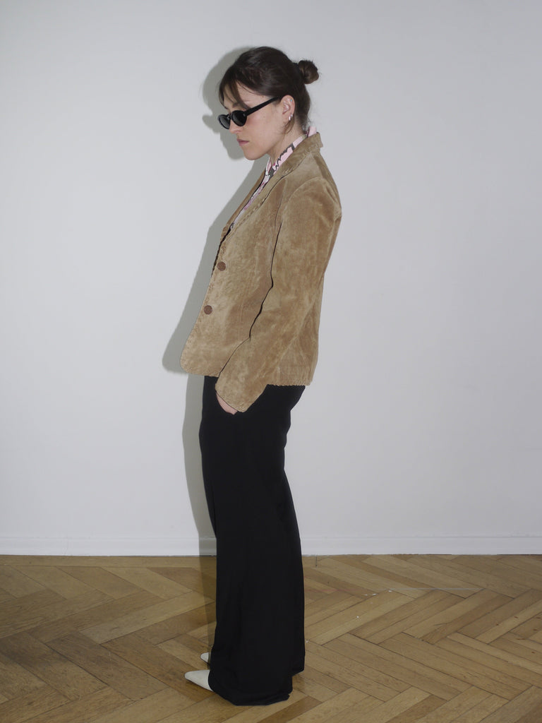 Vintage suede jacket in camel beige with western-inspired stitching – perfect transitional piece, styled with floral Y2K top. Resembles vintage Dsquared2 outerwear